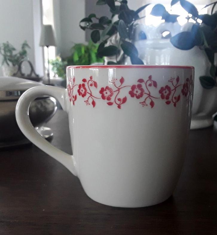 Beker / mok - rode bloemetjes - bloemen - albert heijn - ah, Huis en Inrichting, Keuken | Servies, Zo goed als nieuw, Kop(pen) en/of Schotel(s)