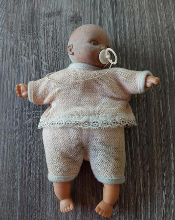 Klein, oud, baby popje.  beschikbaar voor biedingen