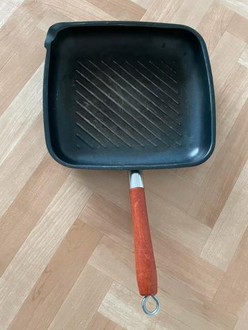 Grillpan met houten handvat beschikbaar voor biedingen