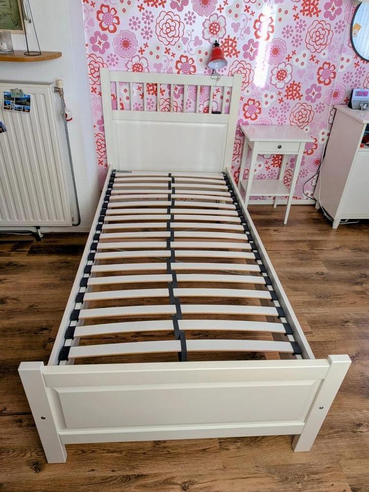 Eenpersoonsbed + Nachtkastje IKEA HEMNES, Huis en Inrichting, Slaapkamer | Bedden, Gebruikt, Eenpersoons, 90 cm, 200 cm, Hout
