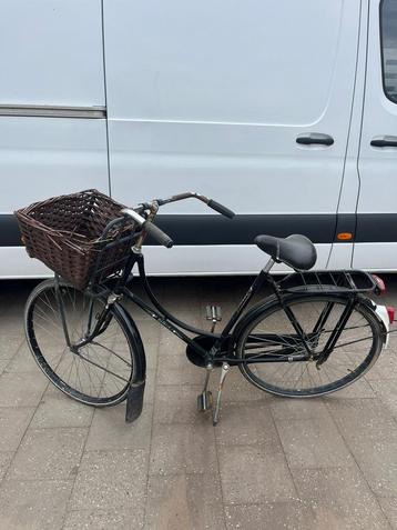 Oma fiets met rekje  beschikbaar voor biedingen