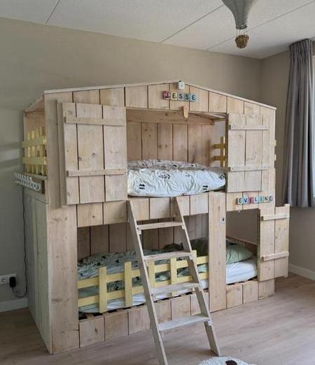 Stoer stapelbed/bedhuisje van steigerhout - uniek, Huis en Inrichting, Slaapkamer | Stapelbedden en Hoogslapers, Gebruikt, Stapelbed