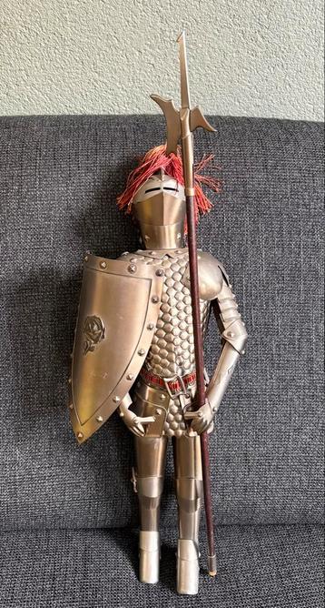 Miniatuur ridder van metaal en 50 cm hoog beschikbaar voor biedingen