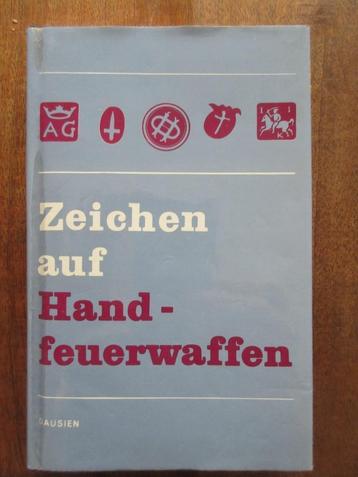 Zeichen auf Hand-feuerwaffen Roestvlekjes boven op boek beschikbaar voor biedingen