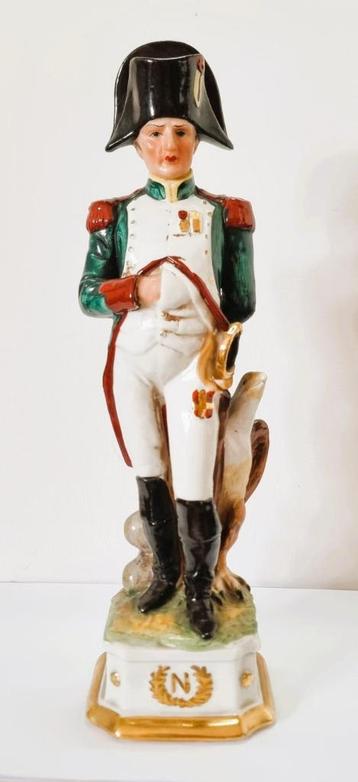 Napoleon Bonaparte op sokkel. beschikbaar voor biedingen
