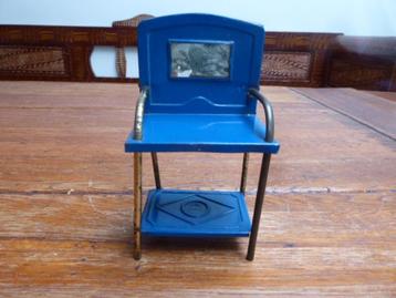 Een antiek toilettafeltje, poppenhuis beschikbaar voor biedingen