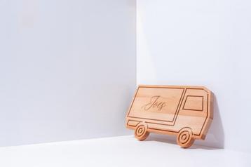Houten borrelplank in vorm van vrachtwagen – Uniek cadeau  beschikbaar voor biedingen