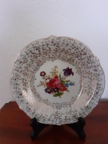 Brocante schaal met bloemenarrangement *eureka*  beschikbaar voor biedingen