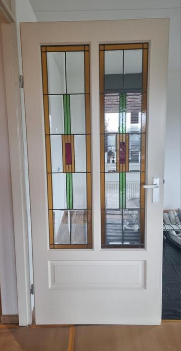 Binnendeur met glas en loodraam. beschikbaar voor biedingen
