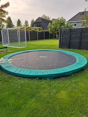 Berg trampoline, inground beschikbaar voor biedingen