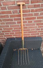 Stalen riek (mestvork) met houten steel/handvat, Ophalen
