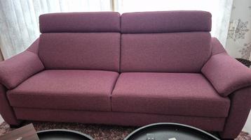 Paarse 2-zits bank - met hocker. Zo goed als nieuw! beschikbaar voor biedingen