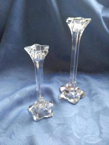 2 KANDELAARS 17,5 cm en 14 cm hoog, mond geblazen KRISTAL beschikbaar voor biedingen