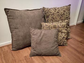 Nette kussenset bestaande uit 2 grote en 3 kleine kussens beschikbaar voor biedingen