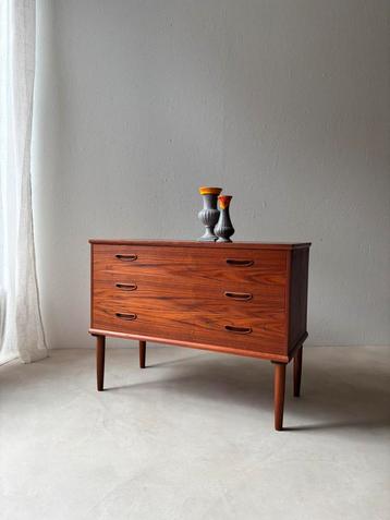 Volledig gerenoveerde teak ladekast 60s vintage design kast beschikbaar voor biedingen
