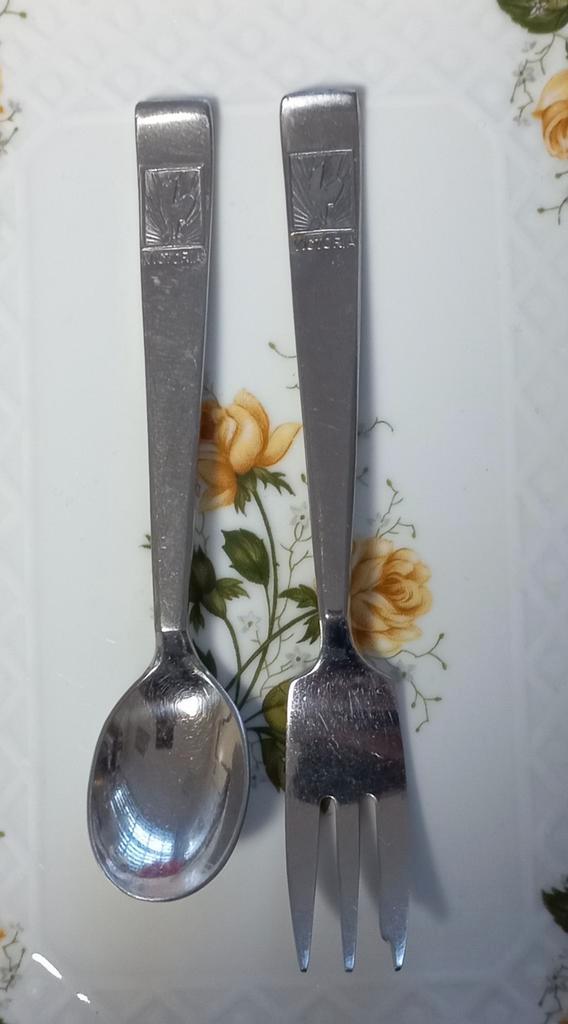Set van (thee)lepeltje en (gebaks)vorkje,  Sola, "Victoria", Antiek en Kunst, Curiosa en Brocante, Ophalen of Verzenden