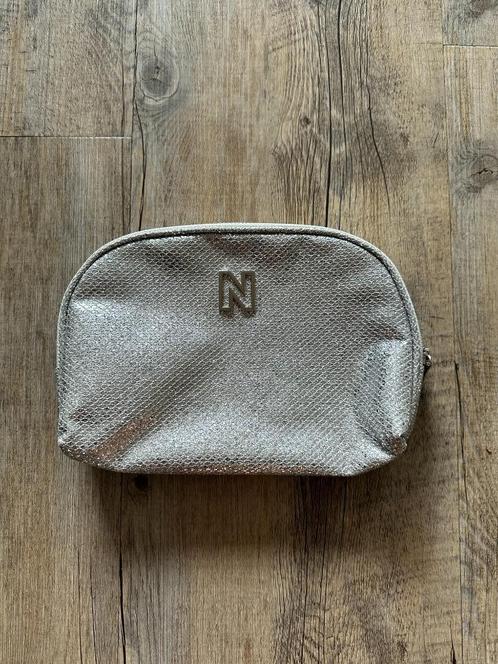 Super leuk zilverkleurig make-up tasje van Nikkie Beauty, ZG, Sieraden, Tassen en Uiterlijk, Toilettassen, Zo goed als nieuw, Dame