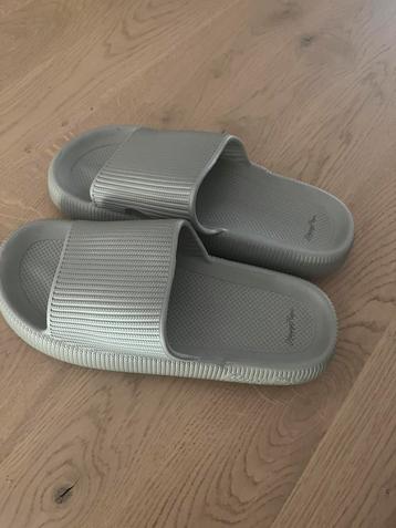 Nieuw: Grijze happyflops maat 40-41 beschikbaar voor biedingen