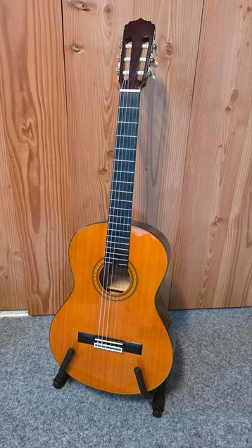 Prachtige klassieke akoestische Aria gitaar met standaard beschikbaar voor biedingen