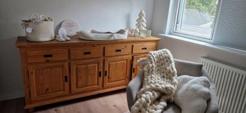 Mooie grenen dressoir beschikbaar voor biedingen