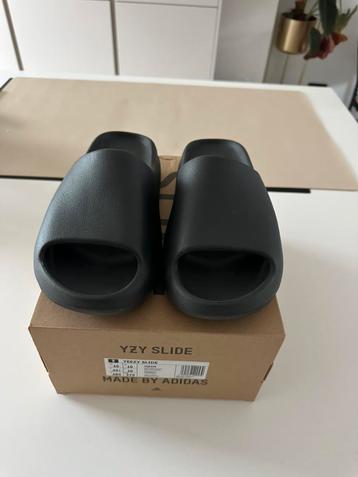 YEEZY SLIDES US 10/ EU 44,5 beschikbaar voor biedingen