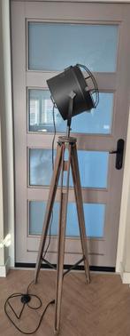 Industriële vloerlamp met houten statief, Huis en Inrichting, Lampen | Vloerlampen, Ophalen, Zo goed als nieuw, Hout, 150 tot 200 cm