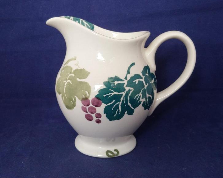 Royal Winton Tradition - melkkannetje met druiven, Antiek en Kunst, Antiek | Servies los, Ophalen of Verzenden