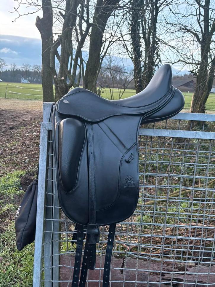 Fairfax Gareth Monoflap Dressage zadel – 17,5 inch, Dieren en Toebehoren, Paarden en Pony's | Zadels, Zo goed als nieuw, Dressuur