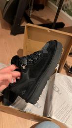 UGG Lowmel Black 39 NIEUW, UGG, Zwart, Nieuw, Ophalen of Verzenden