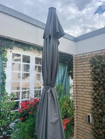 Z.g.a.n. parasol antra/grijs, parasolvoet+wiel en nieuwe par beschikbaar voor biedingen