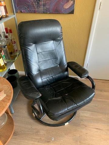 Draaiende leren stoel met scheur beschikbaar voor biedingen