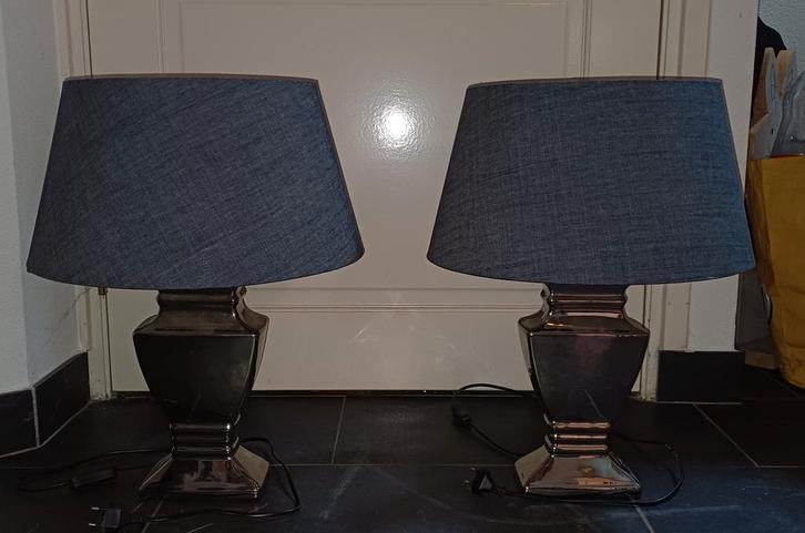 2 Lampen met zilveren voet en blauwe kap, Huis en Inrichting, Lampen | Vloerlampen, Zo goed als nieuw, Minder dan 100 cm, Stof
