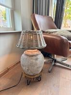 Unieke tafellamp met gevlochten kap, Ophalen, Zo goed als nieuw, Hout, Minder dan 50 cm