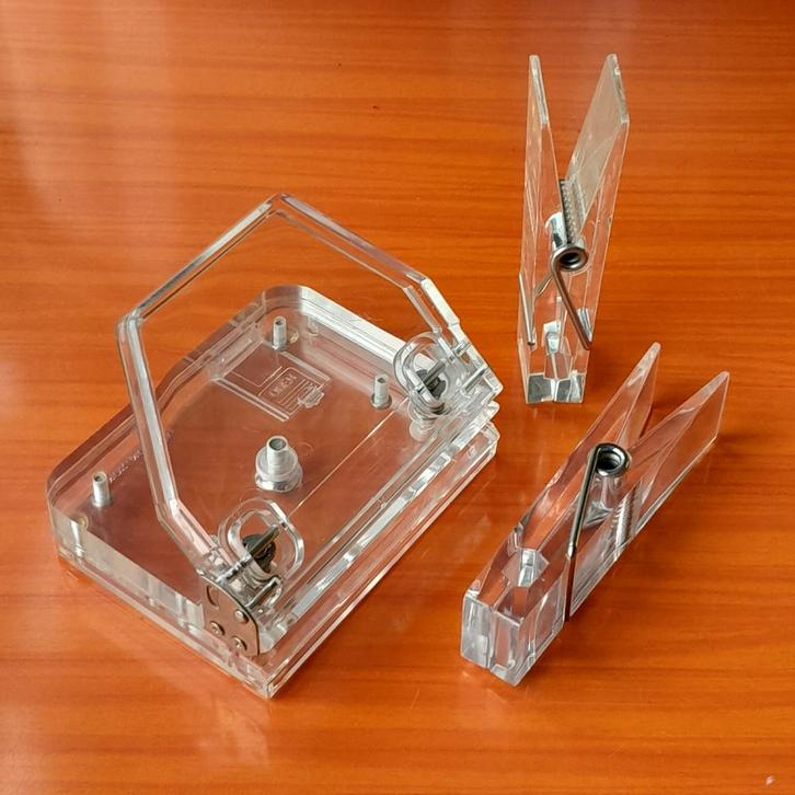 Vintage acryl perforator Manok No 287 + 2 klemmen - 1980's, Diversen, Bureau-accessoires, Gebruikt, Ophalen of Verzenden