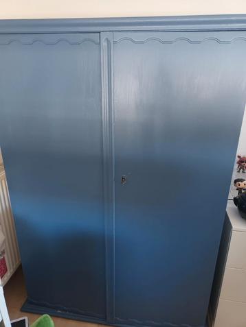 Kledingkast beschikbaar voor biedingen