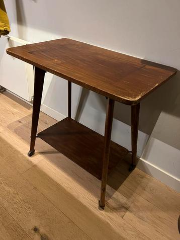 Vintage mid-century bijzettafel op wieltjes beschikbaar voor biedingen