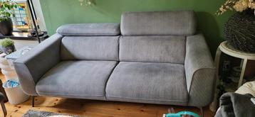 Grijze 2.5-zitsbank met verstelbare hoofdsteunen beschikbaar voor biedingen