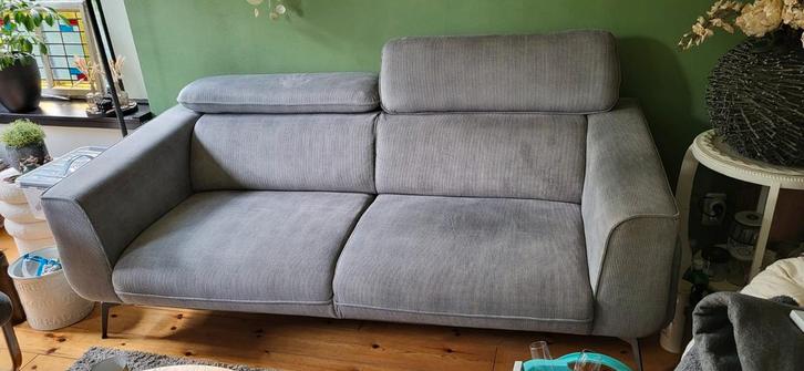 Grijze 2.5-zitsbank met verstelbare hoofdsteunen, Huis en Inrichting, Banken | Bankstellen, Gebruikt, Rechte bank, Tweepersoons