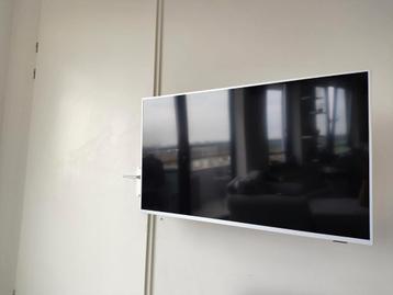 Licht grijze Philips 50" Ambilight Android TV + Muurbeugel beschikbaar voor biedingen