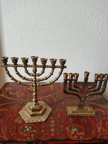 Twee prachtige kleine vintage bronzen/messing menora's  beschikbaar voor biedingen
