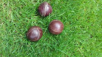 Antieke lederen sport ballen ( kaatsen ? ) beschikbaar voor biedingen