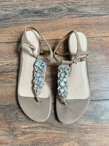 Charles & Keith teenslippers met steentjes in maat 40 beschikbaar voor biedingen