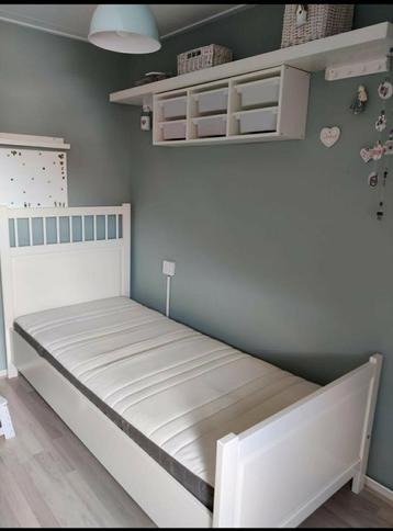 Hemmes bed met matras en beddenbodem en ikea kastje en lade beschikbaar voor biedingen