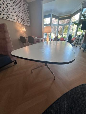 Vitra Eames Segment tafel 136 x 273 cm - als nieuw beschikbaar voor biedingen