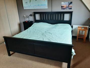 Ikea Hemnes Bed 180 x 200 en nachtkasje in het bruin - afbeelding 3