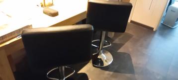 een zwarte barkruk beschikbaar voor biedingen