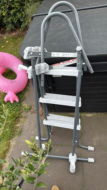 Zwembadtrap / Intex zwembadladder te koop beschikbaar voor biedingen