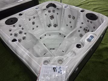 Nieuwe balboa jacuzzi 2 ligplaatsen 5 pers DIRECT LEVERBAAR  beschikbaar voor biedingen