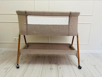 Co-Sleeper Chipolino Wieg Sweet Dreams Mocca/Wood met Wielen beschikbaar voor biedingen