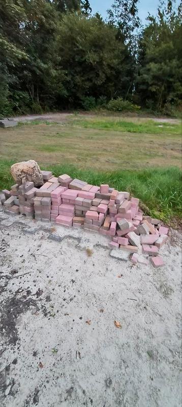 Stenen / tegels / tegelpad gratis beschikbaar voor biedingen